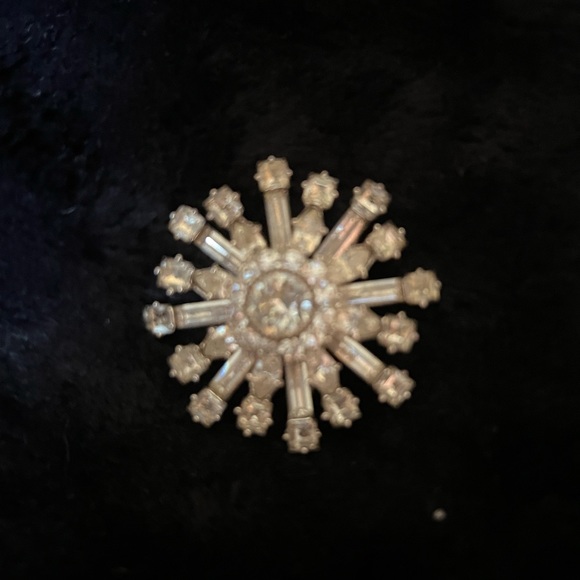 Snowflake pin made well of crystals and rhinestones. Beautiful piece for winter - Picture 2 of 3